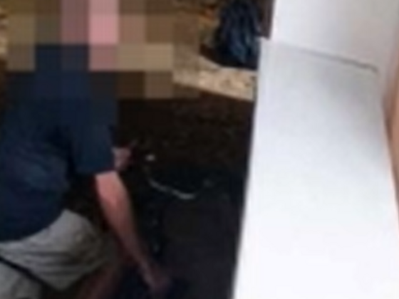 Biciklijére állva kukkol az ablakokon át egy férfi Nyíregyházán, videó is készült róla