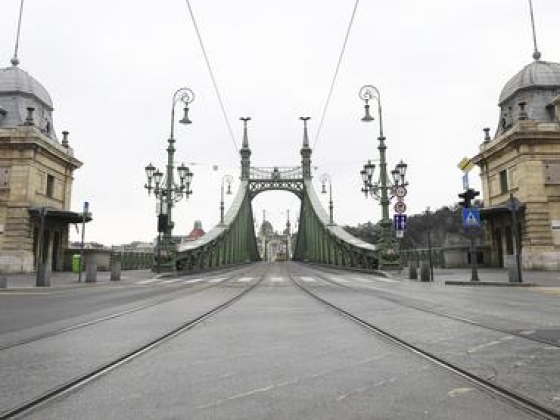 Videón, ahogy egy elektromos Porsche fennakad a Fővám téren