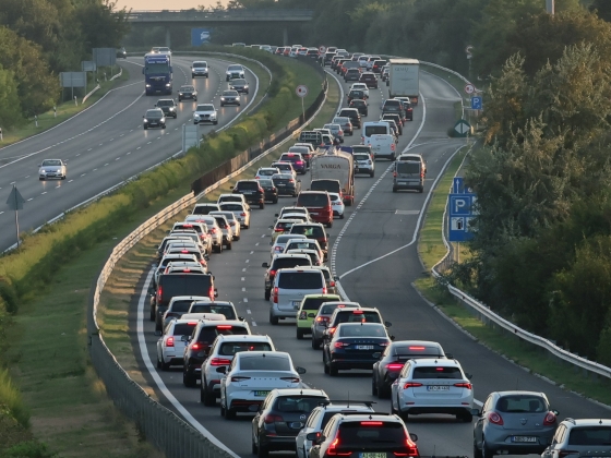 Megbénult az M5-ös Budapest felé: kiszakadt egy kocsi futóműve