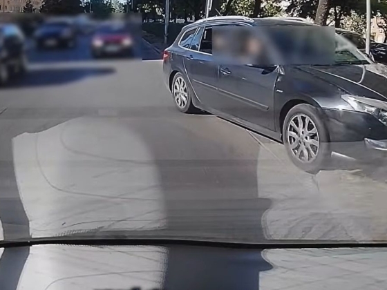 Begőzölt őfelsége, a siető autós, a járdára ugratva előzte ki a sort + videó