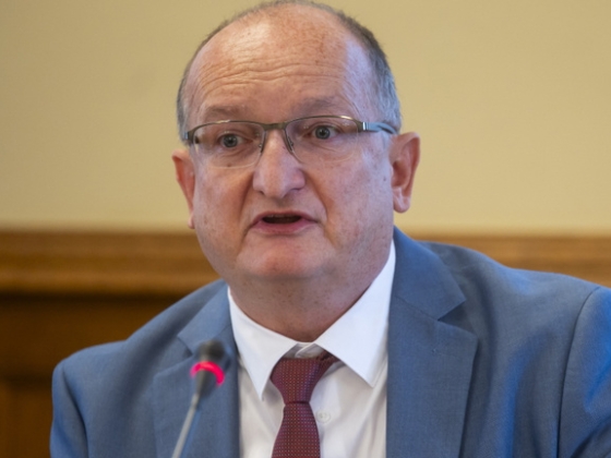 Káosz a bizottsági ülésen, elhalasztották a Független Közmédia Testület jelöltjeinek meghallgatását