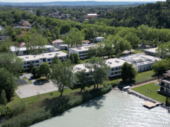 Ingyenes fesztivált rendeznek a Balatonnál, ahol az AI-tól az Exatlonig minden belefér