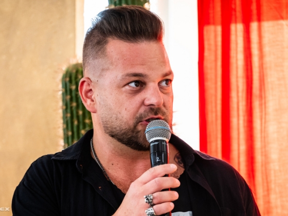 „Szakadt volna anyádba a fejed!” – Gudics Máté kiakadt, miután megrongálták az autóját