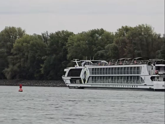 Elakadt egy óriás szállodahajó a Dunán, pont ott, ahol nemrég egy társa