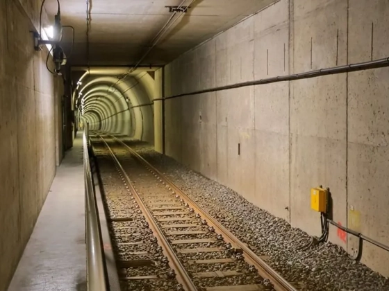 Csaknem egy kilométeren át autózott a metróalagútban egy nő