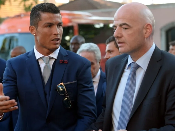 Kínos videó került elő Cristiano Ronaldóról és Gianni Infantinóról