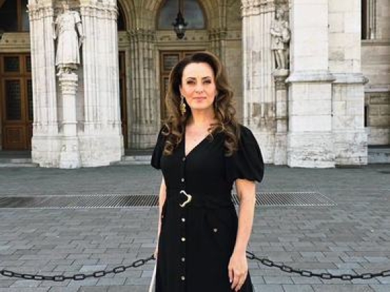Több tízmilliós NKA-pénz üthette a markát annak, aki fenyegette és autójával üldözte a tiszás politikust