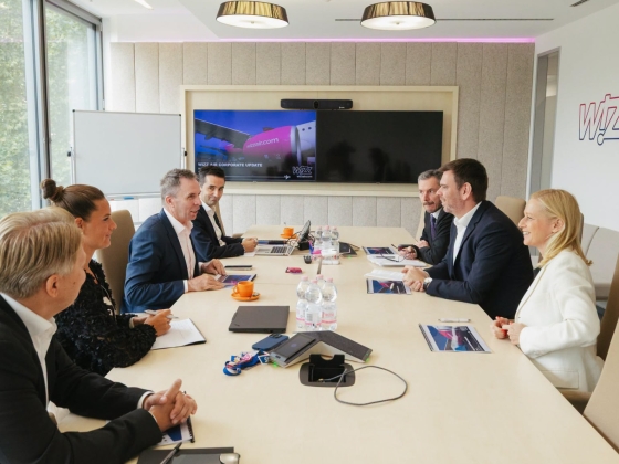Vitézy Dávid leült a Wizz Air vezérével, és világossá tette, hogy a kormány elvárja a szigorú szabályok betartását