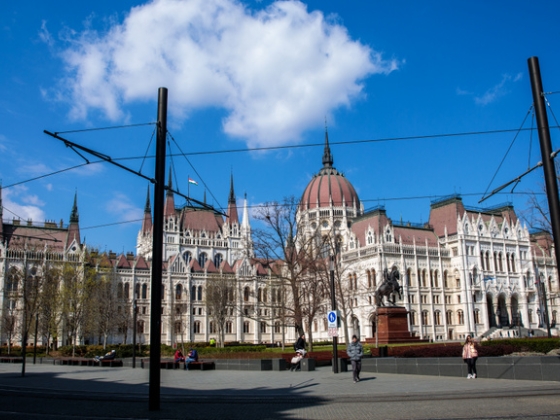 Tüntetést szervez a Kossuth térre a KözTér