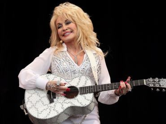 Meghalt Dolly Parton