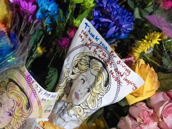 Egy hétre félárbócra engedik a nemzeti zászlókat Amerikában Dolly Parton emlékére