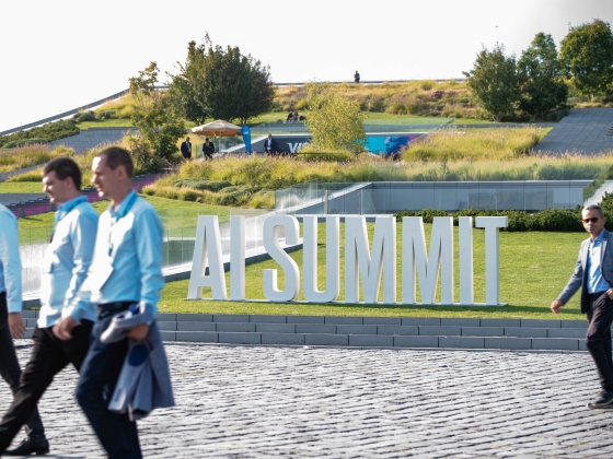 Egymásnak feszülnek a mesterséges intelligencia szakértői az AI Summit Budapest 2026 különleges programján