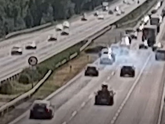 Biliárdgolyóként csapódott az autósorba a Suzuki Swift az M7-esen + videó