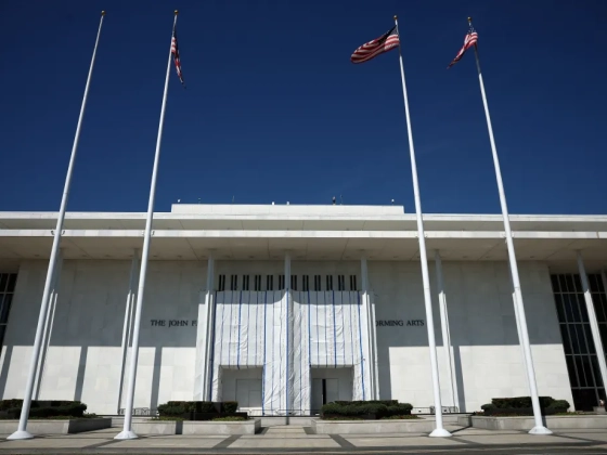 A Kennedy Center lebontásával fenyegetőzik a Trump-kormányzat, ha az elnök neve nem lehet kint a homlokzaton