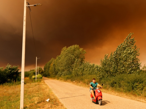 Pokoli állapotok Szerbiában, magyar tűzoltók segítenek megfékezni a lángokat