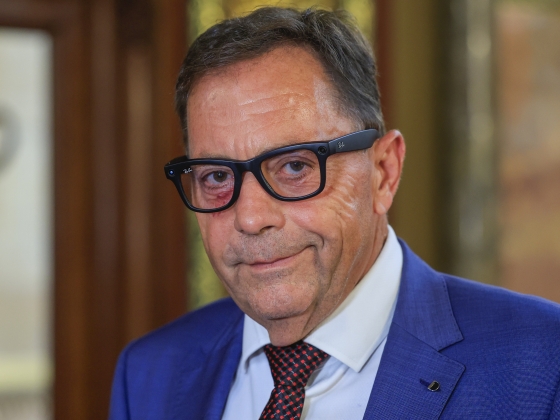 "Van ennél lejjebb?" - Pócs János ÁVH-s propagandát emlegetve kérte számon Magyar Pétert és Orbán Anitát