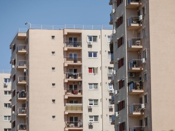 Tragédia Szegeden, kizuhant egy kisgyermek egy panelház tizedik emeletéről