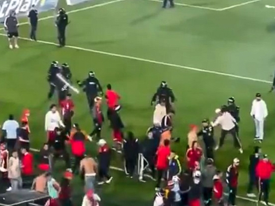Háború a futballpályán: botokkal, székekkel estek egymásnak a szurkolók, a rendőrök rohampajzzsal és könnygázzal oszlattak – videó