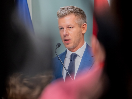 Ilyet még nem látott senki, kulisszatitkokat mutatott a kormányülésről Magyar Péter