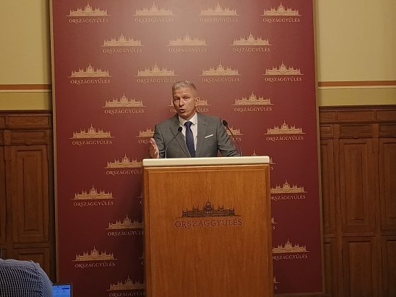 Politikai és személyi felelősöket ígér az MNB-botrányban a parlamenti vizsgálóbizottság tiszás elnöke, de még nem tudja, Matolcsyékat mikor hallgatják meg