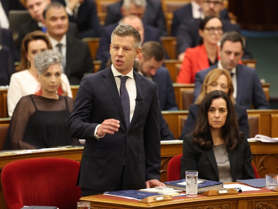 Megkezdődött a maratoni kormányülés, Magyar Péter sorolta a napirendi pontokat