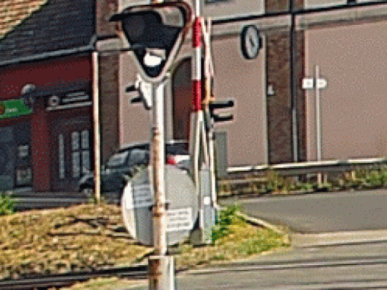 Ütközés után hirtelen tolatni kezdett, majd vasúti jelzőnek csapódott egy sofőr a XVI. kerületben
