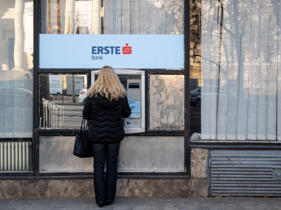 Készüljön, leállás jön az Ersténél: online vásárolni és utalni sem lehet fél napig
