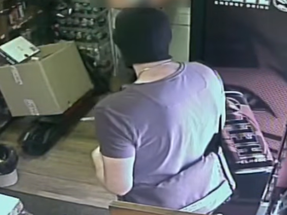 Injekciós tűvel fenyegetőzött: fekete maszkos alak rabolt ki egy dohányboltot Salgótarjánban - videó!