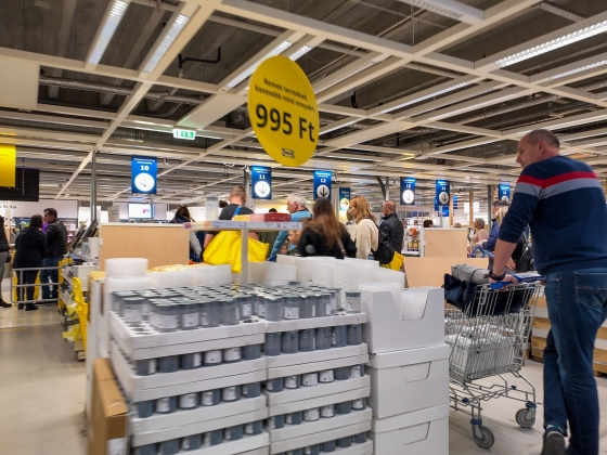 Elmaradt műszakpótlékok az IKEA-nál – mikor, mennyit és miért vonhat le a munkaadó a bérből, mennyi jár törvény szerint? – A szakember válaszol