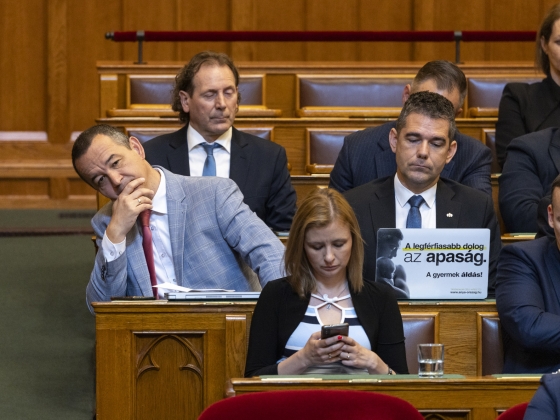 Orbán széljobbra tolódna, de a parlamentben a zavarodott Fidesz mellett még az aprócska Mi Hazánk frakciója is komoly erőnek tűnik
