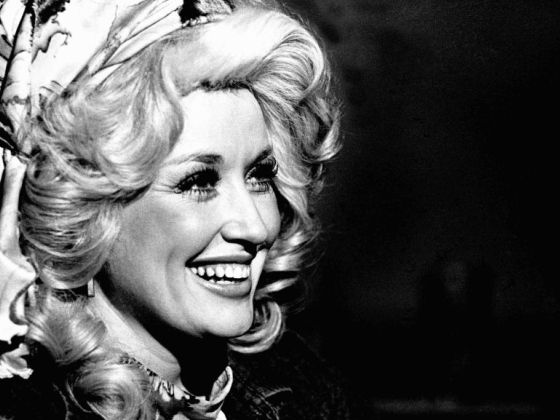 A nő, aki túlmutatott a countryzenén: Dolly Parton maga volt a kapocs a kettéhasított Amerikában