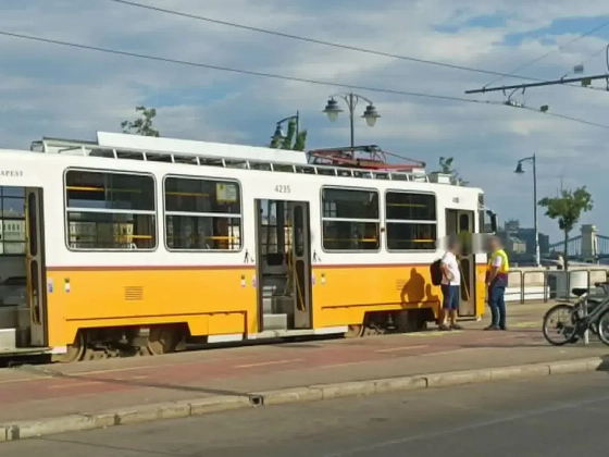 Gyermeket gázolt a villamos a Batthyány téren: életveszélyes sérüléseket szenvedett a fiú