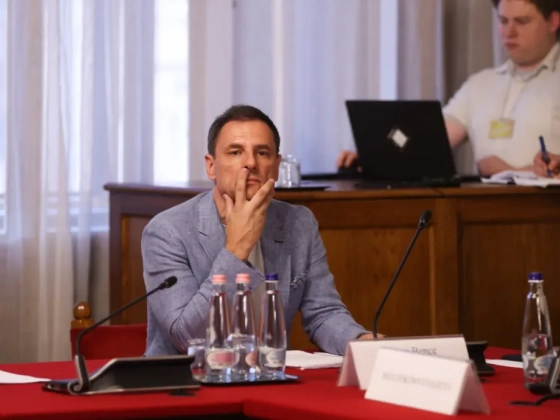 Régi fideszes tempóval és kioktató segítséggel készülnek az ellenzéki képviselők az MNB-botrányt vizsgáló bizottsági munkára