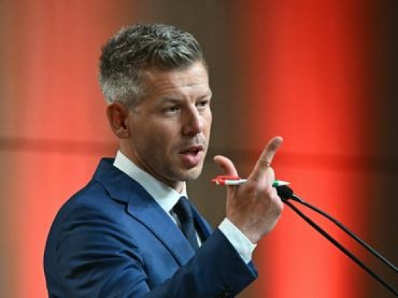 Egy hét se kellett, Magyar Péter máris beleállt az új közmédiába