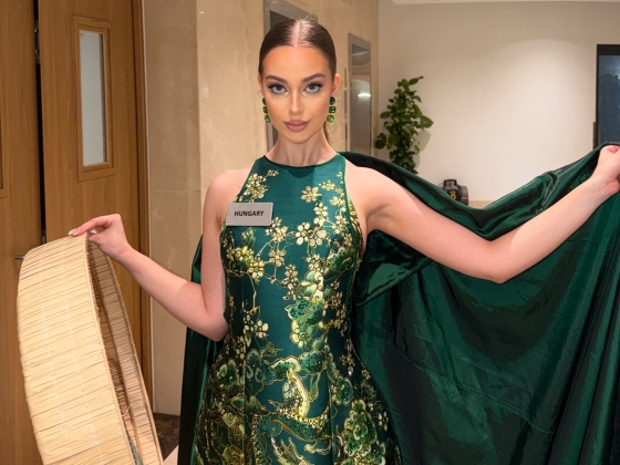 Borzalmas betegség hátráltatja a Miss Worldön a magyar szépségkirálynőt, Végvári Jankát – így kell a kifutóra lépnie – videó