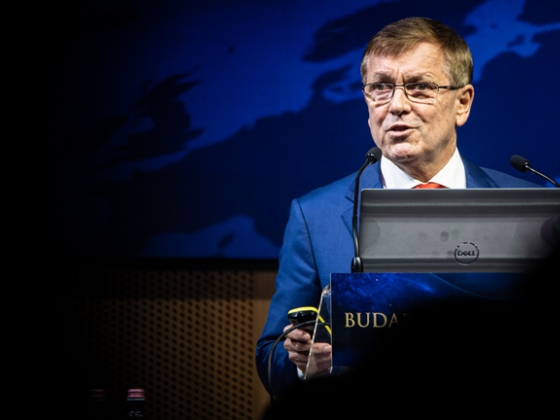 Miközben az ország a Matolcsy-klán elszámoltatását várja, ügyrendi kabarét tartottak az MNB-botrány romjain