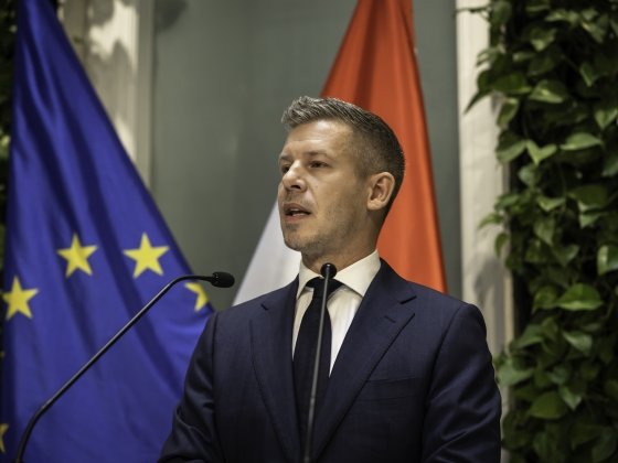 Magyar Pétert egyszer sem keresték: "minden napra jut egy-egy fideszes" a közmédiába
