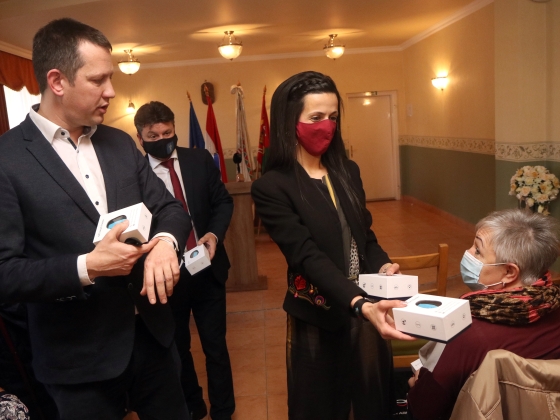 Tanács Zoltánék találtak egy szerződést, ami arról szólt, hogy a Fidesz a kampány idején megkapta a Gondosóra-program idős résztvevőinek az adatait