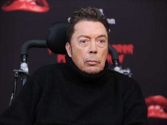 Meghalt Tim Curry