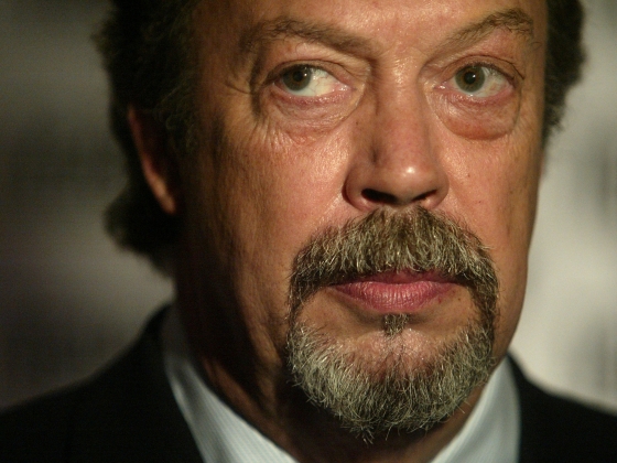 Meghalt Tim Curry