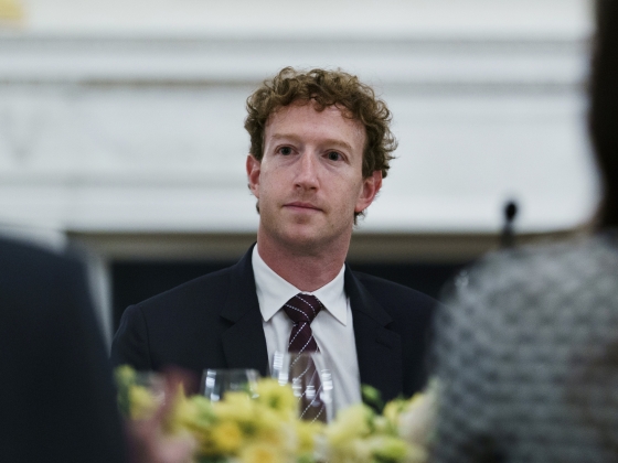 Megegyezés a gigaperben: Zuckerbergék azt mondják, nem csináltak semmi rosszat, de kifizetnek 5600 milliárd forintot, és átalakítják a Facebookot