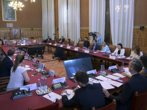A Tisza leszavazta a Független Közmédia Testület ellenzéki jelöltjeit, tiltakoznak a pártok