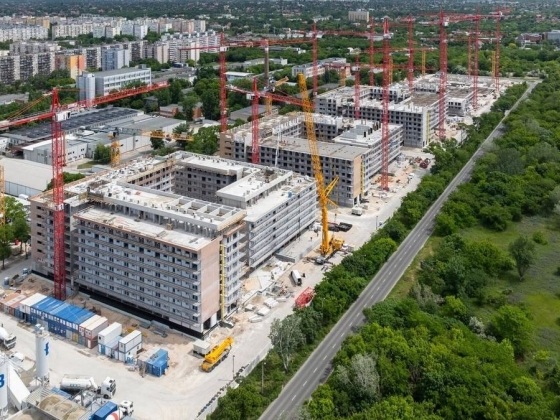 Gyomros a gyengélkedő építőiparnak: Magyar Péterék döntése csődbe vitte az egyik legnagyobb építőipari vállalatot