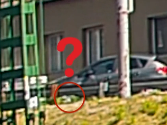 Káosz a budapesti forgalomban, autót, sorompót tarolt az idős sofőr- videó