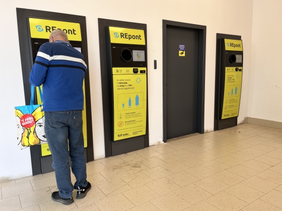Napi ötvenezret is keresnek a palackvadászok, közben lázadnak a budapesti polgármesterek a MOHU rendszere ellen – Mit mond a rendőrség?