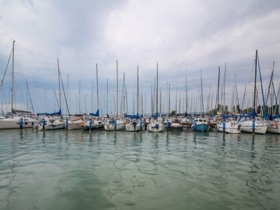 Meglepő terv látott napvilágot: olyan gyárat építenének a Balaton mellé, amilyen még nem volt Magyarországon – kamionokat a közelébe se engednének