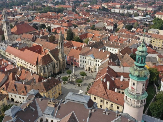 Kvíz: felismered a magyar városokat a főterük alapján?