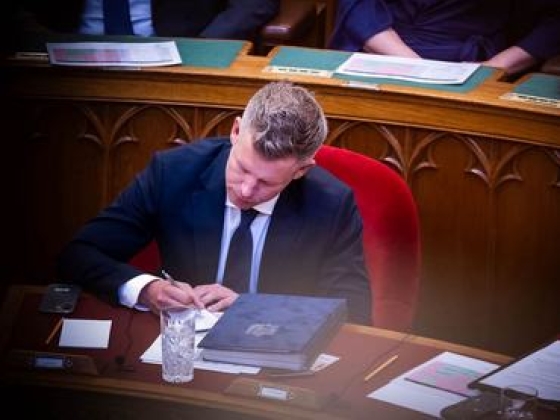Ma megint meghuzogatja a kormány bajszát az ellenzék: Magyar Péterék készülnek a kemény kérdésekre