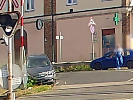 Kő kövön nem maradt a megbokrosodott Opel Astra körül a XV. kerületben + videó