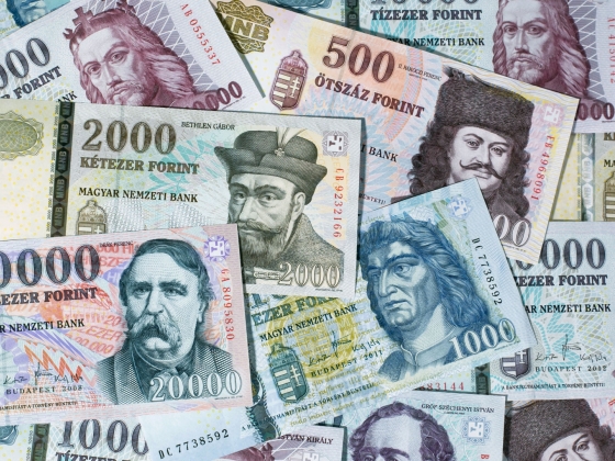 Nagy napra ébredt a forint, egy megszólalásra figyel mindenki